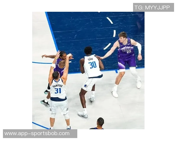 克莱半场表现出色三分球完美命中助力球队进攻火力全开